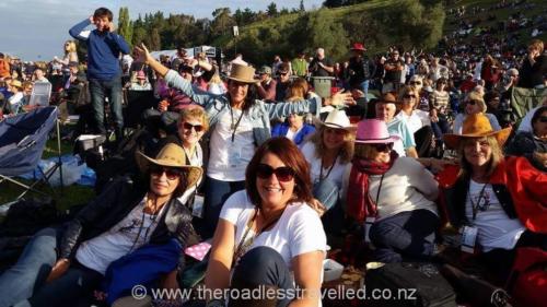 dixie-chicks-with-trlt-2017Girls-doing-it-well.-Go-the-Dixie-Chicks-Mission-Estate-Napier